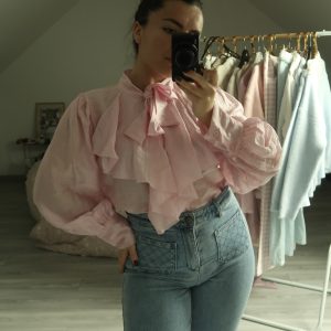 Chemise à volant rose pastel
